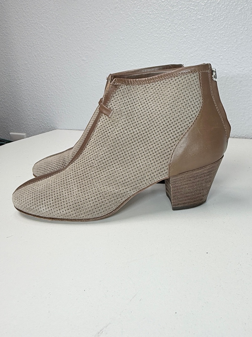 Aquatalia Marvin K Perforated Suede Leather Ankle Boots Italy size 6.5 taupe